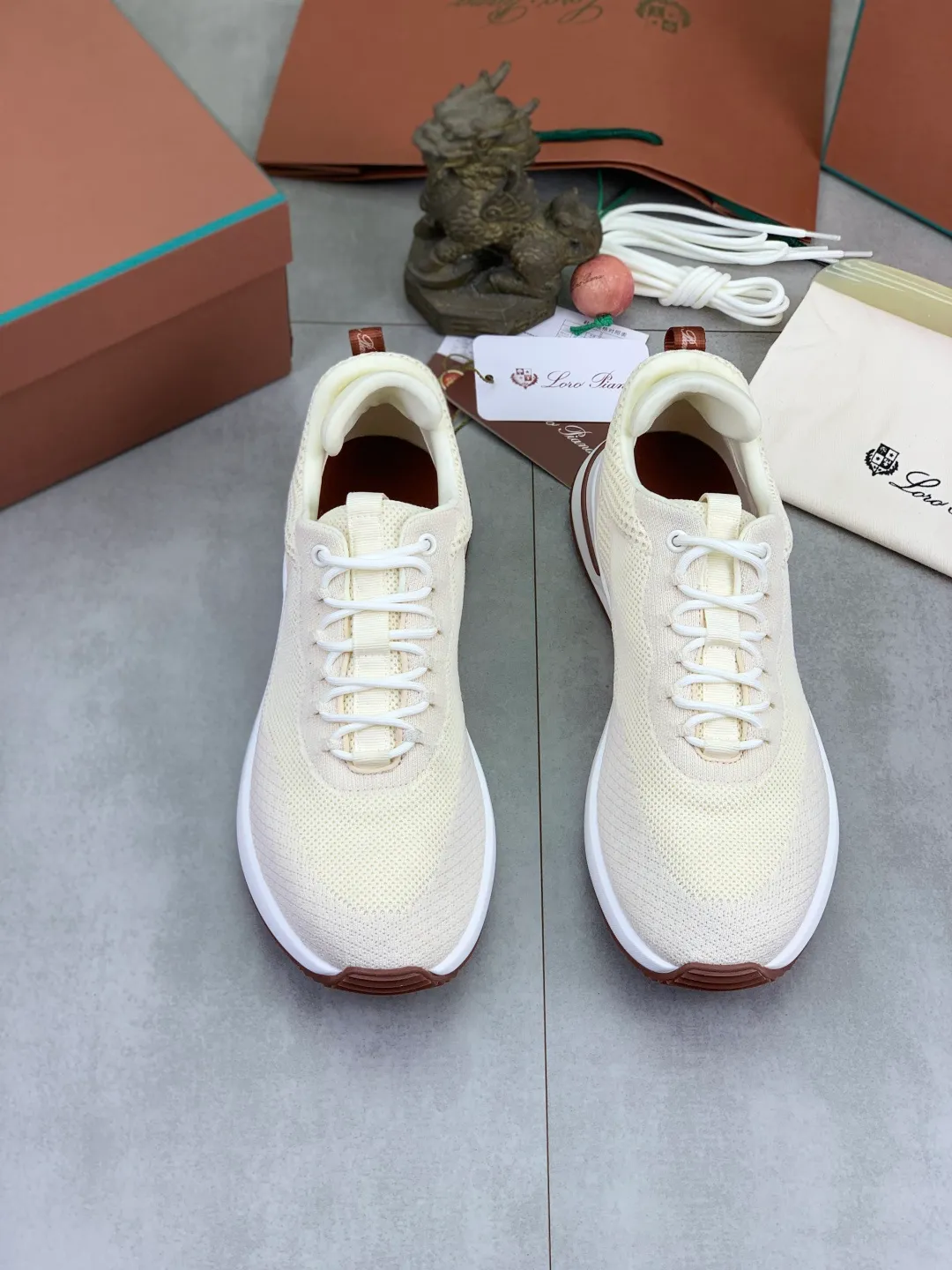 Men's men's shoes 💰P542 New style 💰High quality The latest casual shoes Loro Piana 💯Top grade💯Buy the original copy💯 Founded the existing Loro Piana company on April 24, 1924. The family has been operating for the sixth generation, providing top quality products to customers who are discerning in taste and quality. Imported original fly woven fabrics with cowhide fabric, plain calfskin lining, hand-stitched threads with cowhide feet, original packaging, high-end outsole, size: 38-46, multiple colors available, complete package